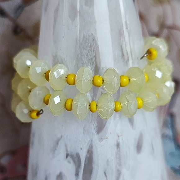Light Lemon Yellow Faceted Plastic Glass Seed Beads Beaded Memory Wire Bracelet - Picture 6 of 7